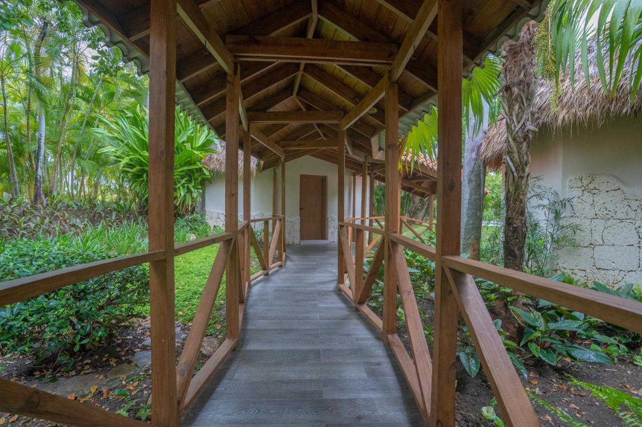 加勒比俱乐部公主海滩水疗度假村-全包 蓬塔卡纳 外观 照片 A walkway at the resort