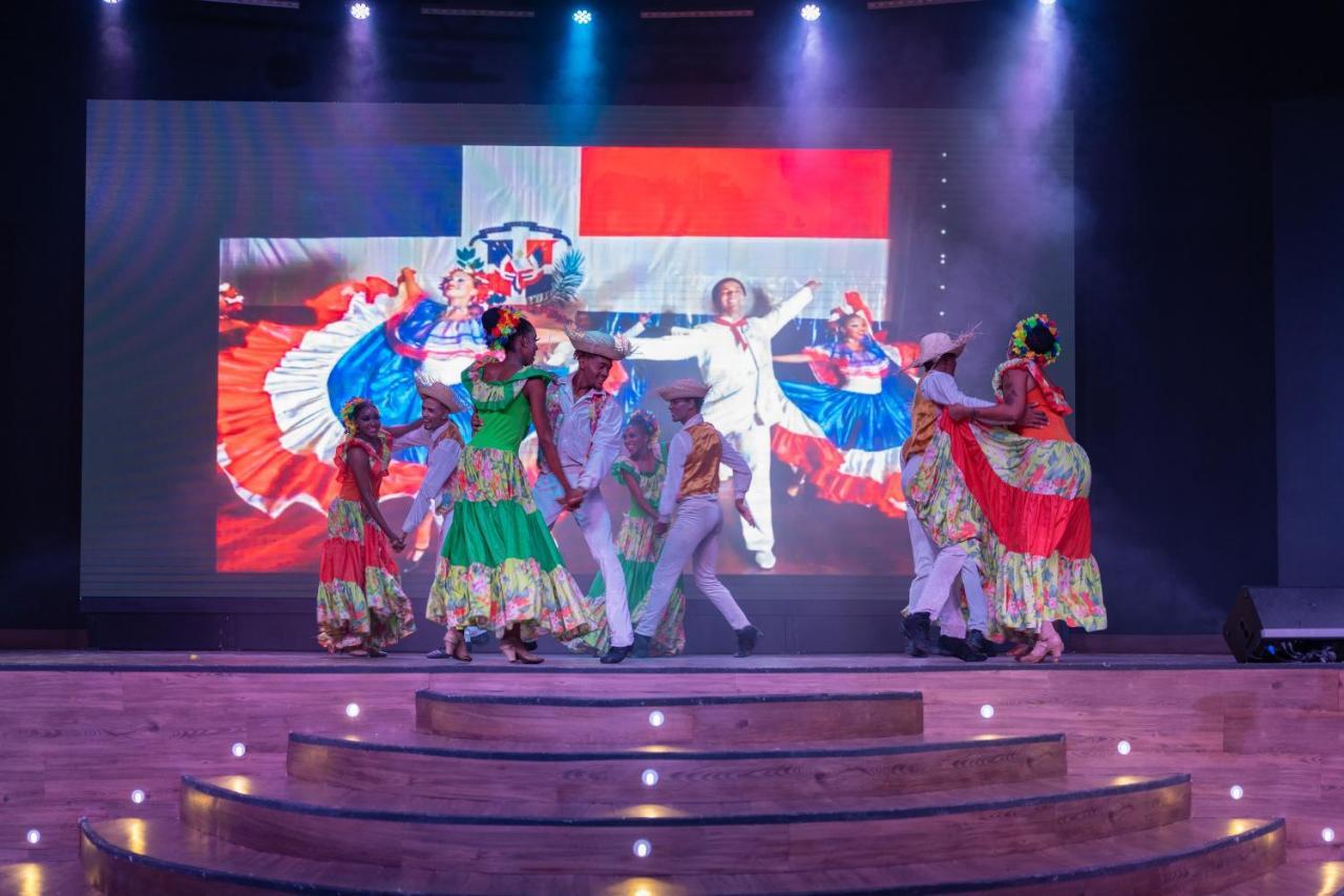 加勒比俱乐部公主海滩水疗度假村-全包 蓬塔卡纳 外观 照片 Dancers from the Dominican Republic